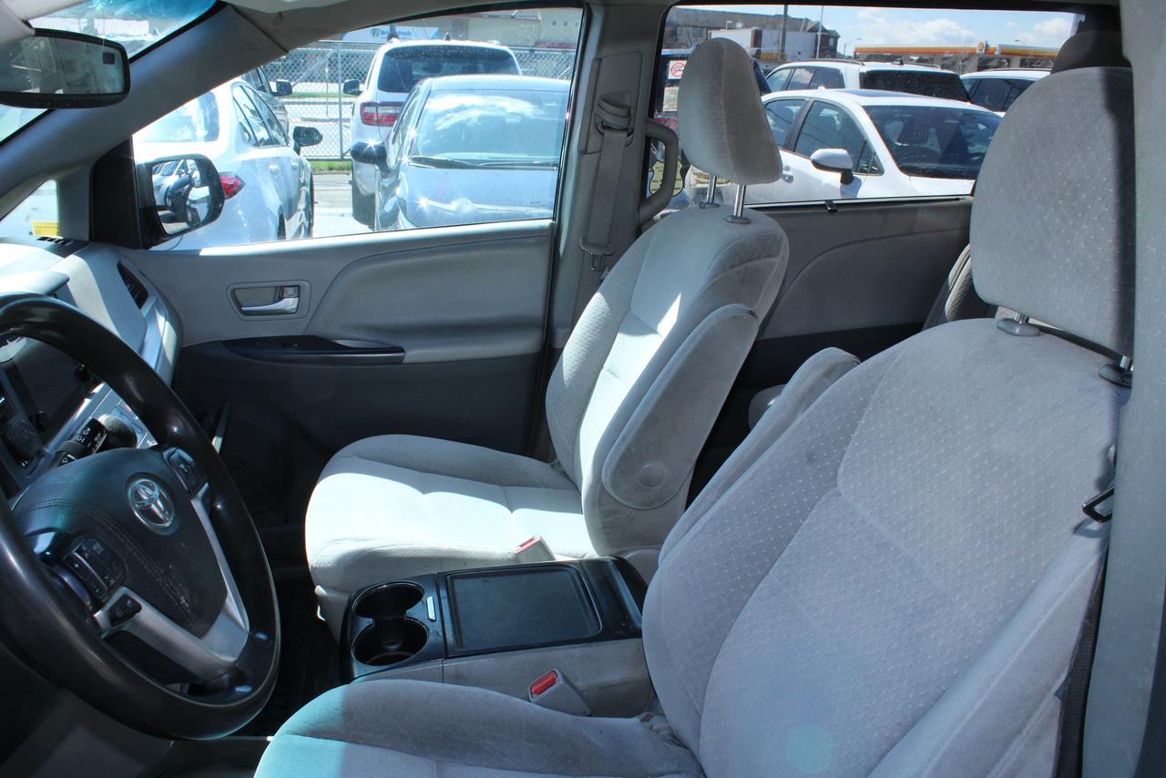 2015 Toyota Sienna LE Photo