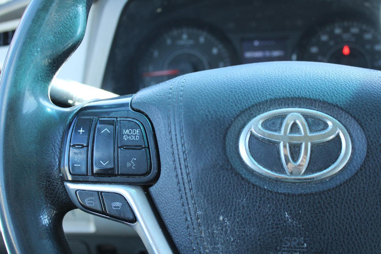 2015 Toyota Sienna LE Photo