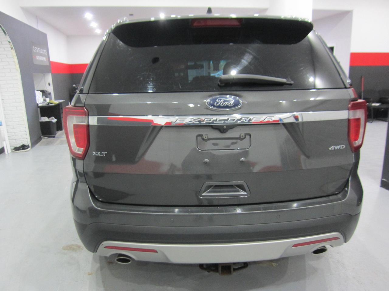 2017 Ford Explorer XLT Photo4
