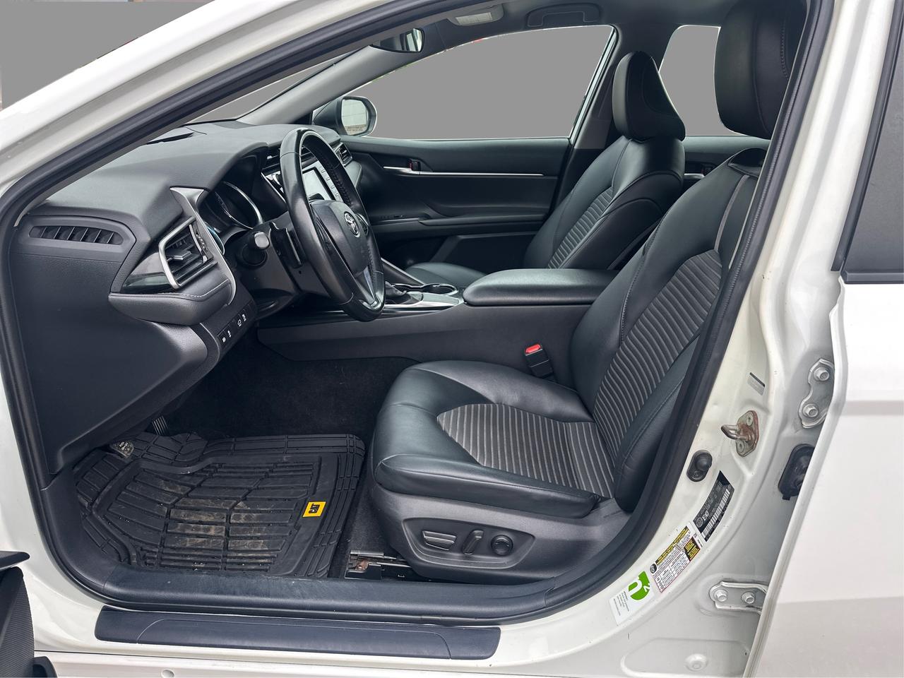 2020 Toyota Camry SE Photo