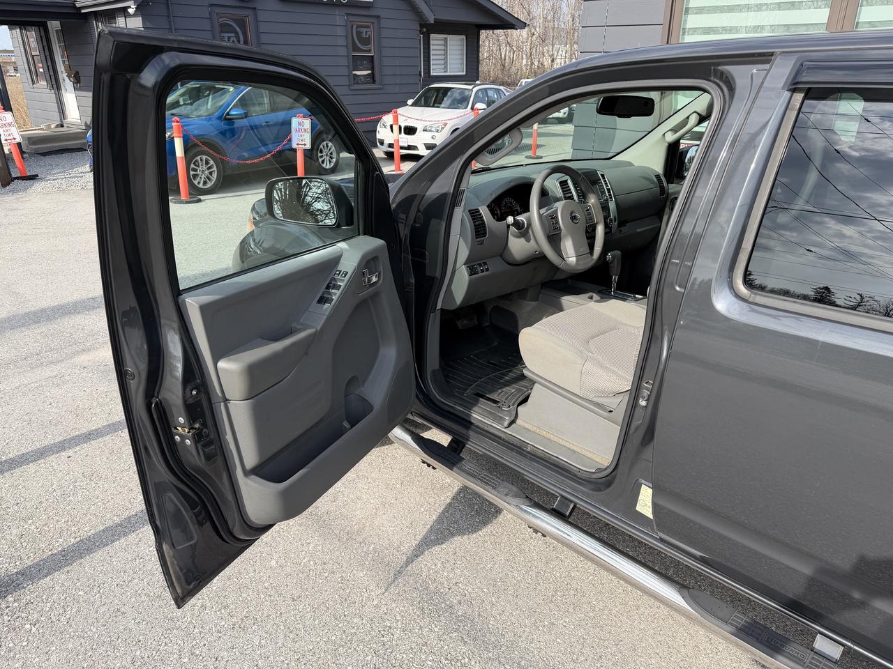 2015 Nissan Frontier SV Photo2