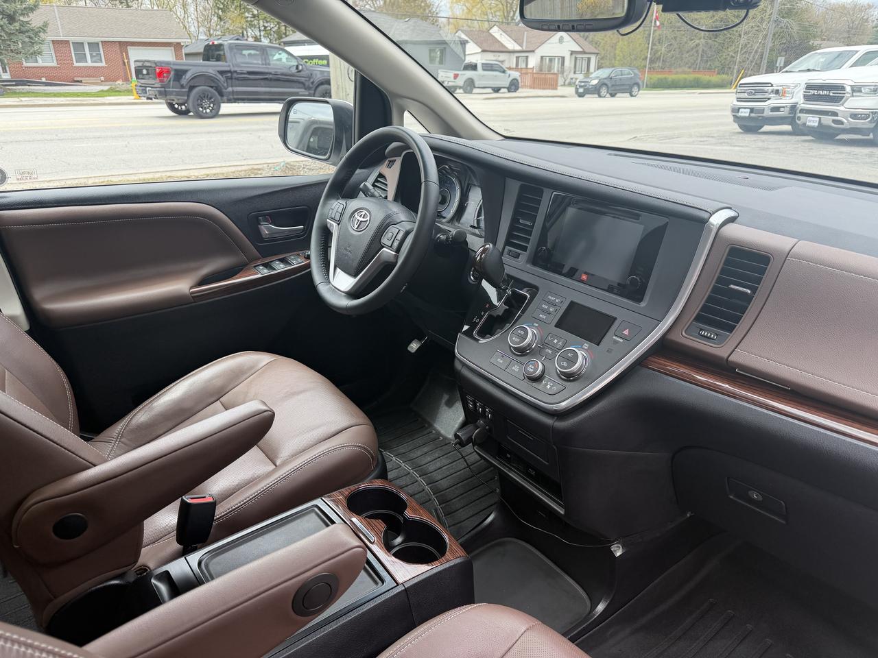 2016 Toyota Sienna LIMITED Photo