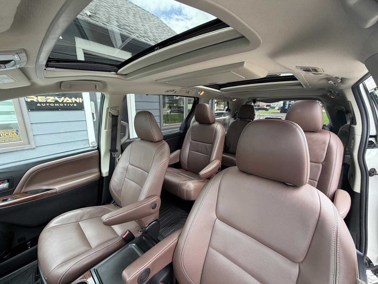 2016 Toyota Sienna LIMITED Photo
