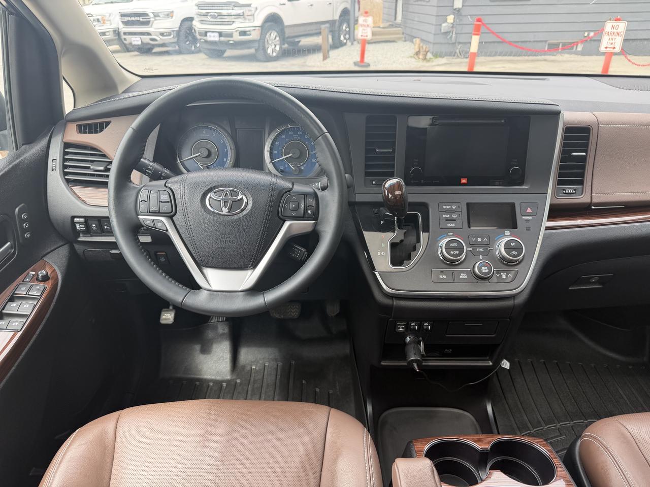 2016 Toyota Sienna LIMITED Photo