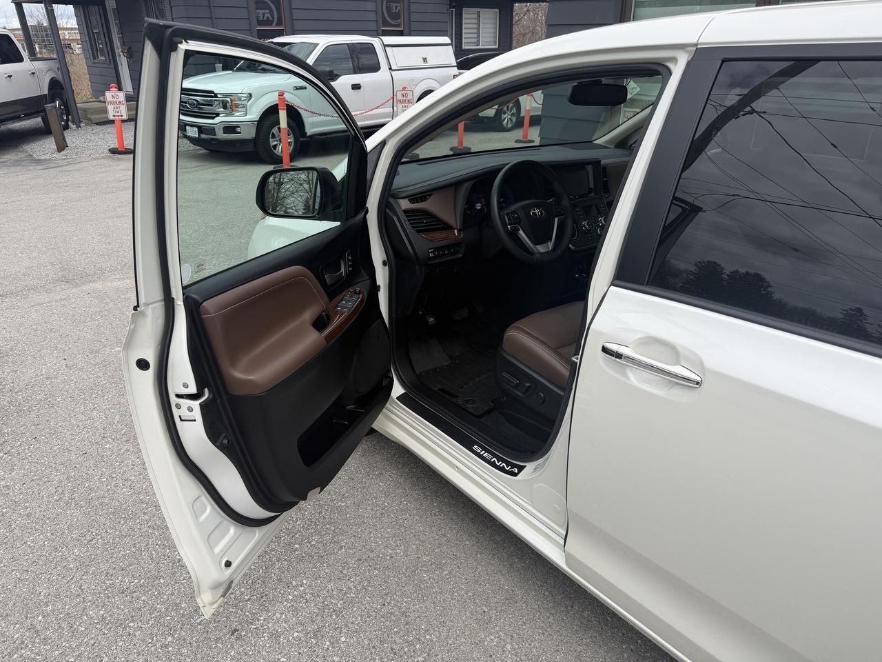 2016 Toyota Sienna LIMITED Photo