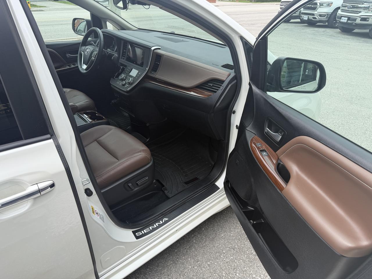 2016 Toyota Sienna LIMITED Photo