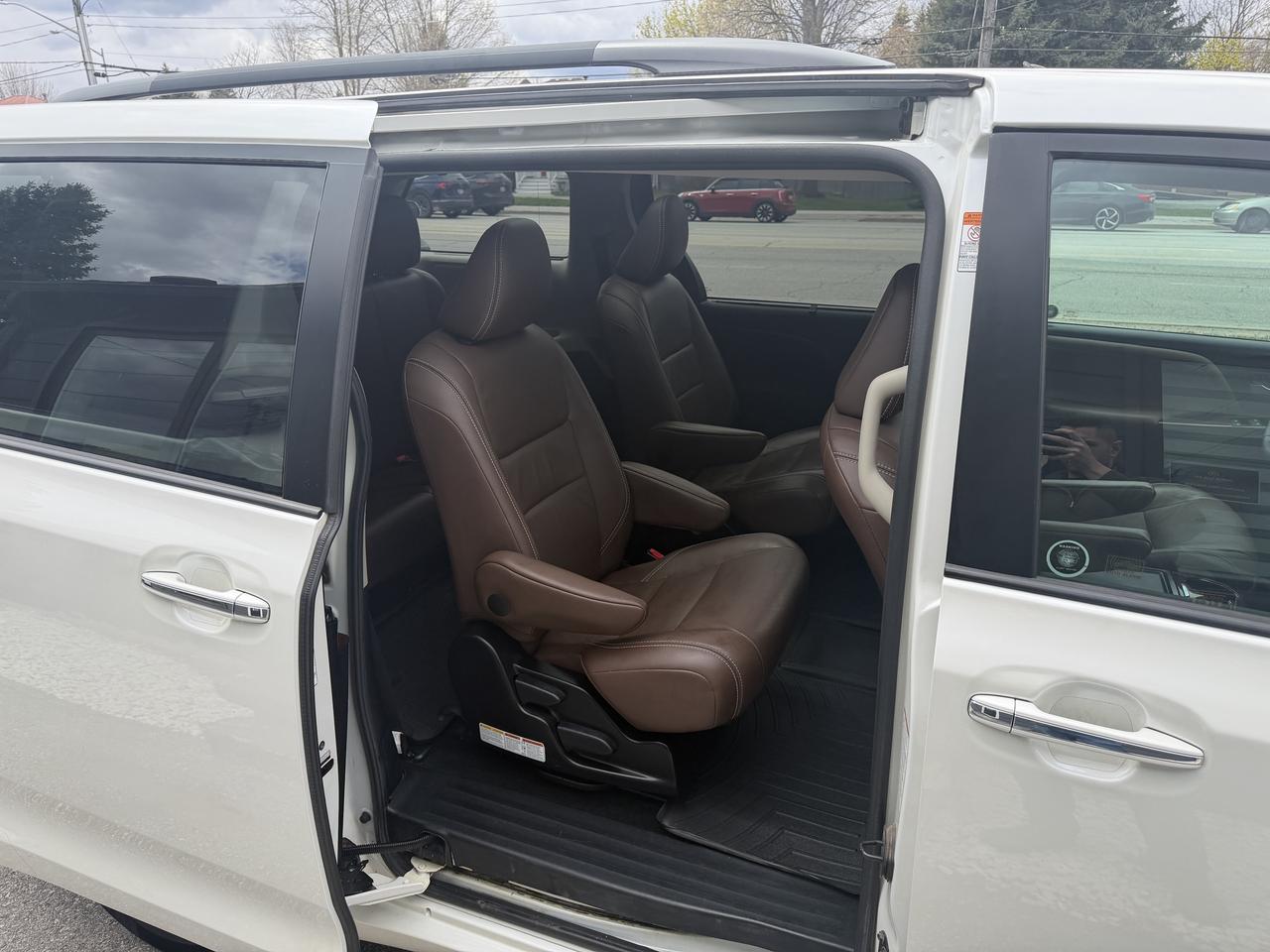 2016 Toyota Sienna LIMITED Photo