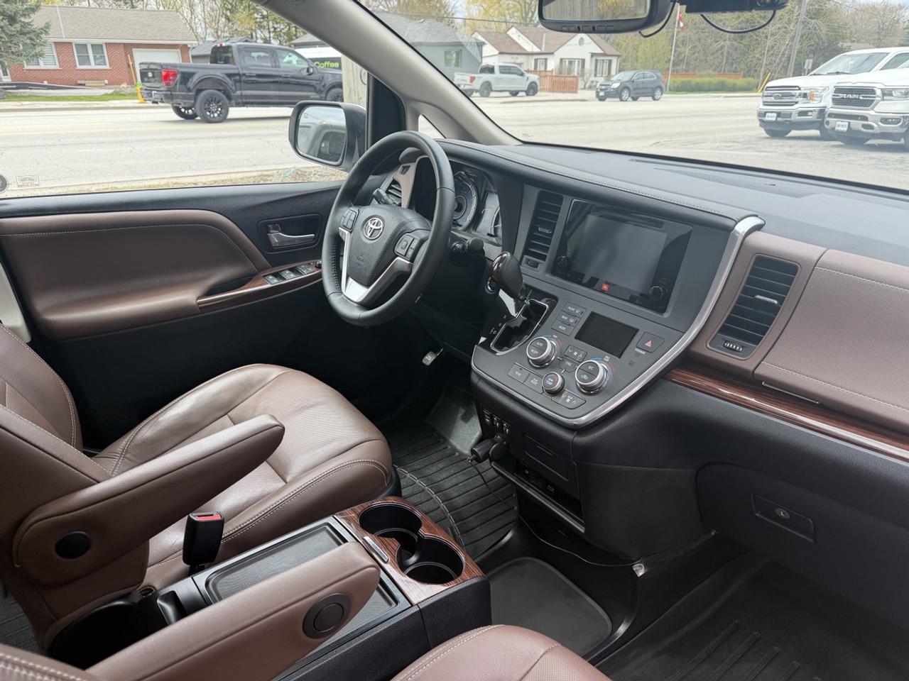 2016 Toyota Sienna LIMITED Photo