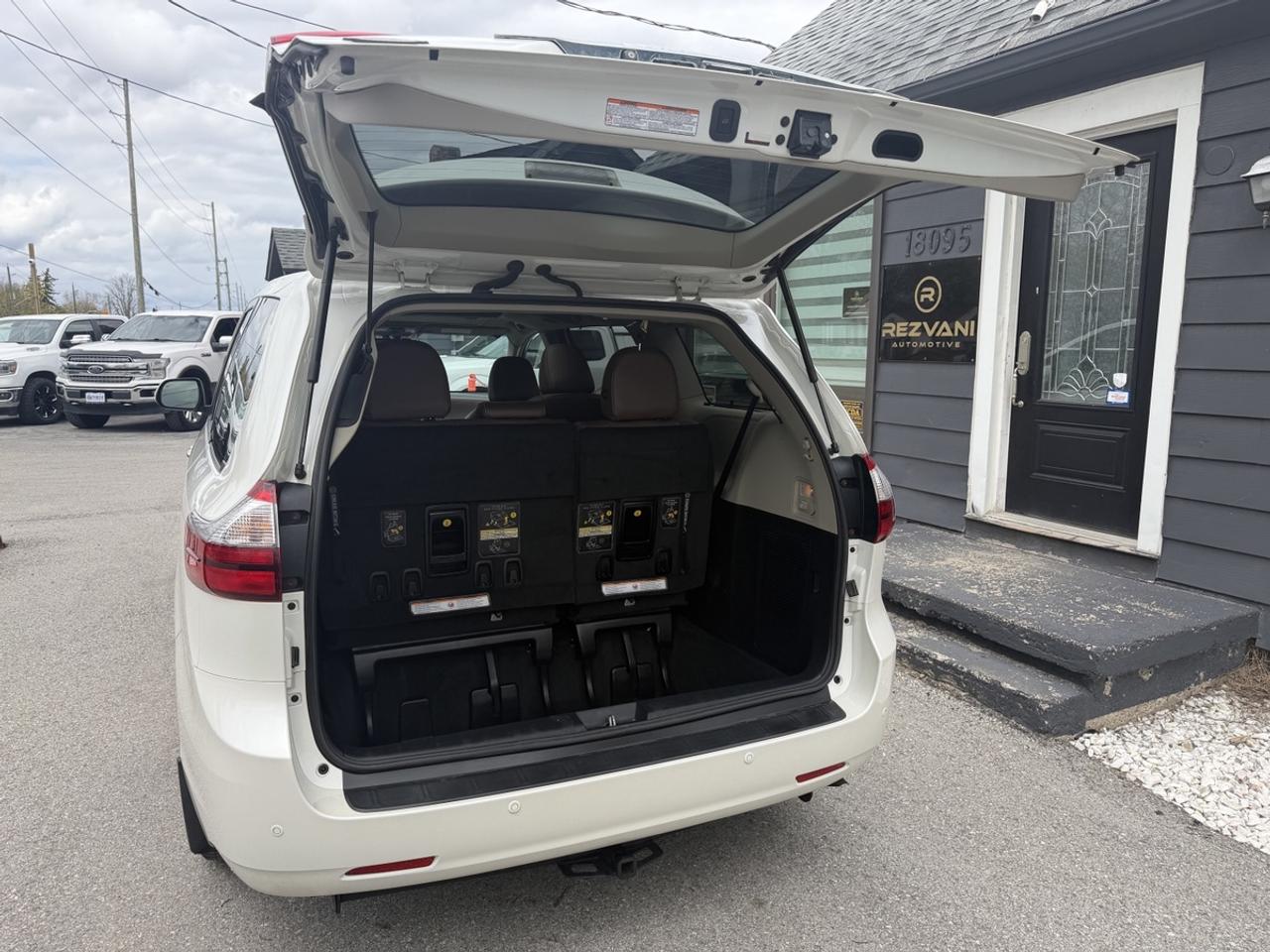 2016 Toyota Sienna LIMITED Photo