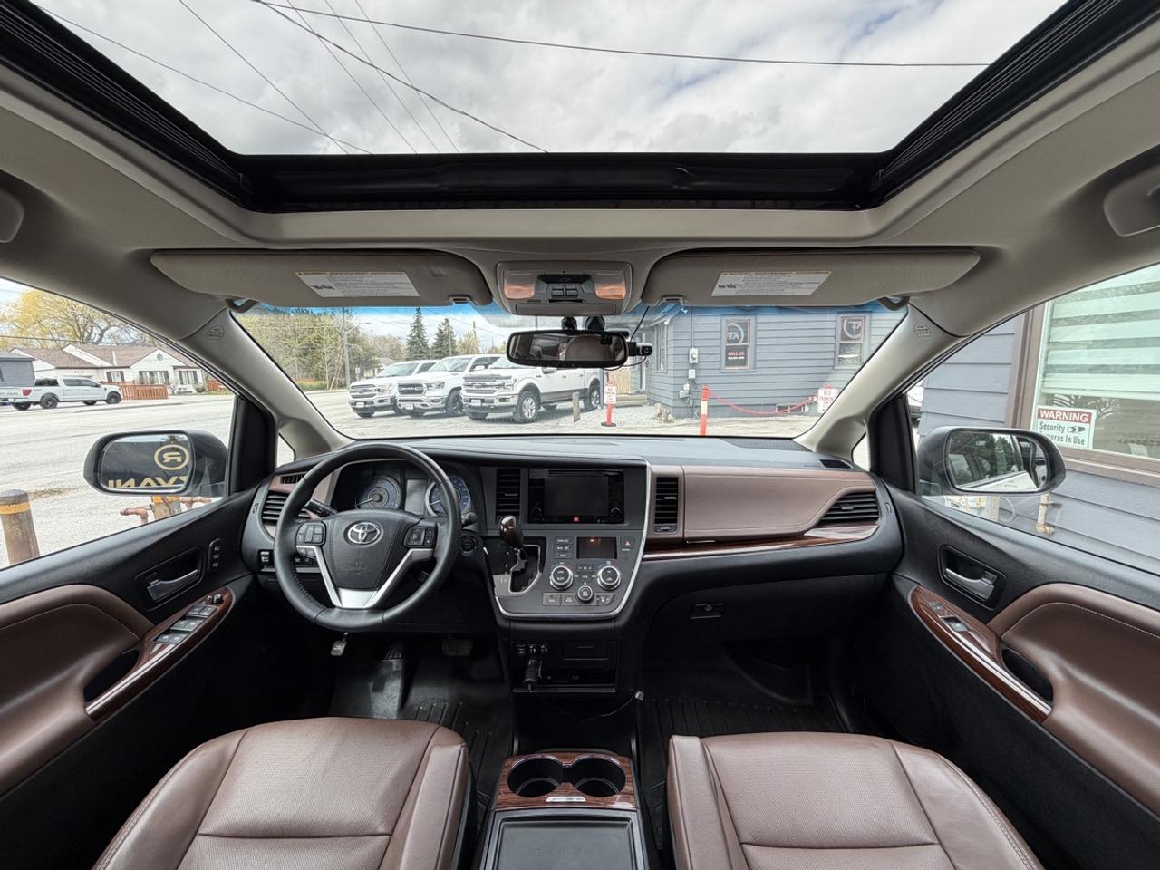 2016 Toyota Sienna LIMITED Photo