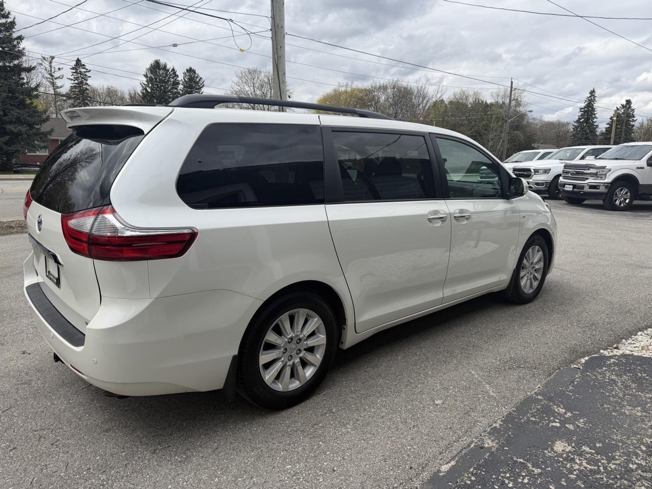 2016 Toyota Sienna LIMITED Photo