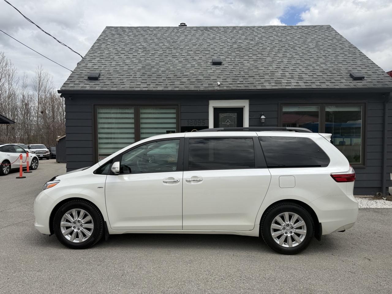 2016 Toyota Sienna LIMITED Photo