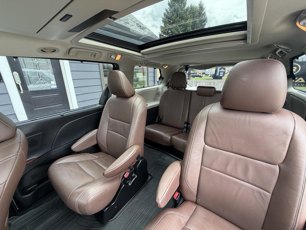 2016 Toyota Sienna LIMITED Photo