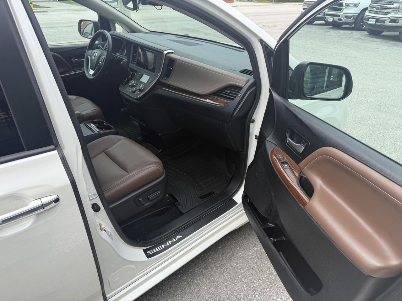 2016 Toyota Sienna LIMITED Photo