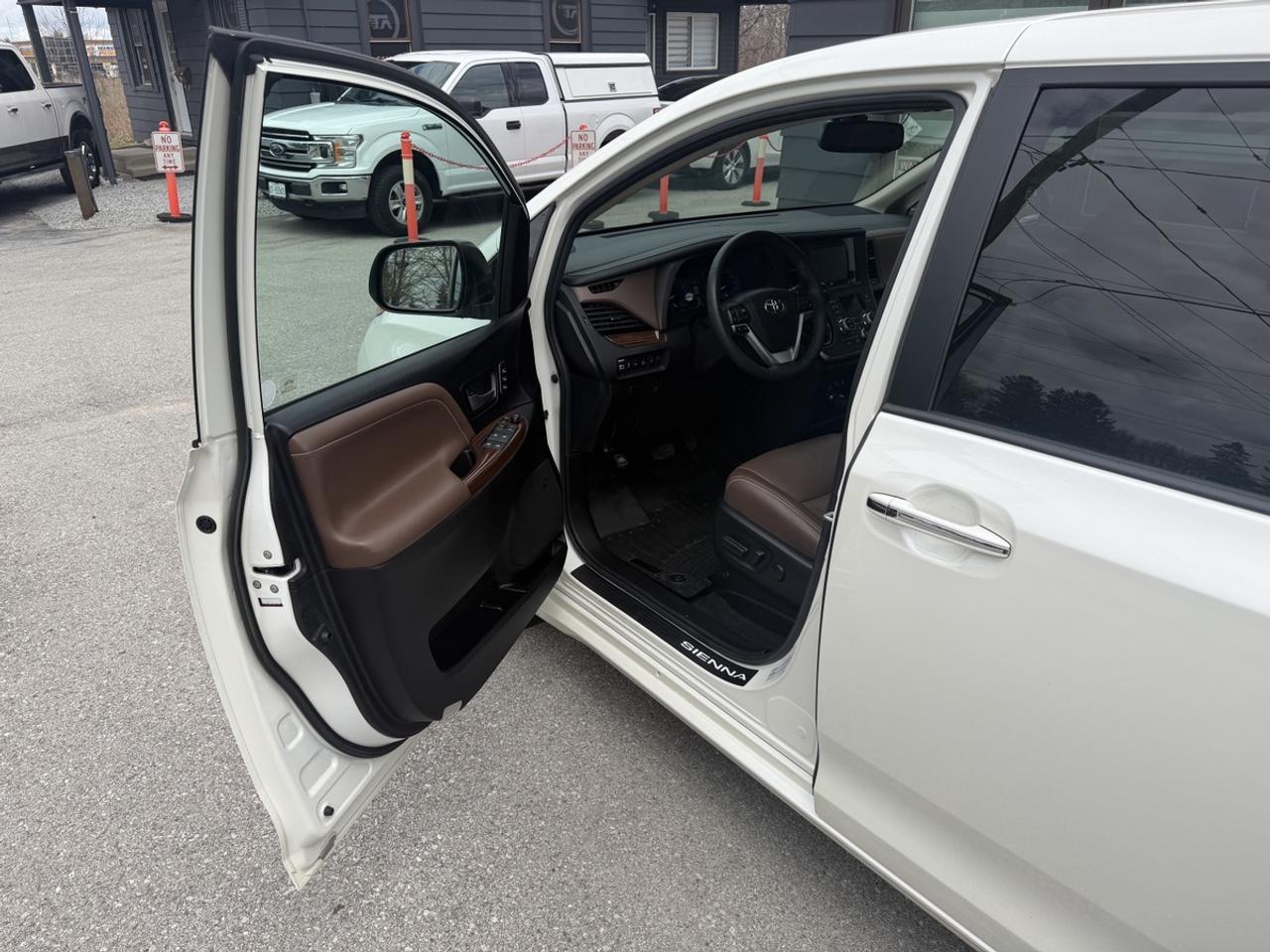 2016 Toyota Sienna LIMITED Photo