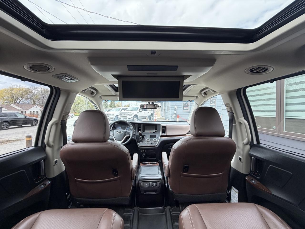 2016 Toyota Sienna LIMITED Photo