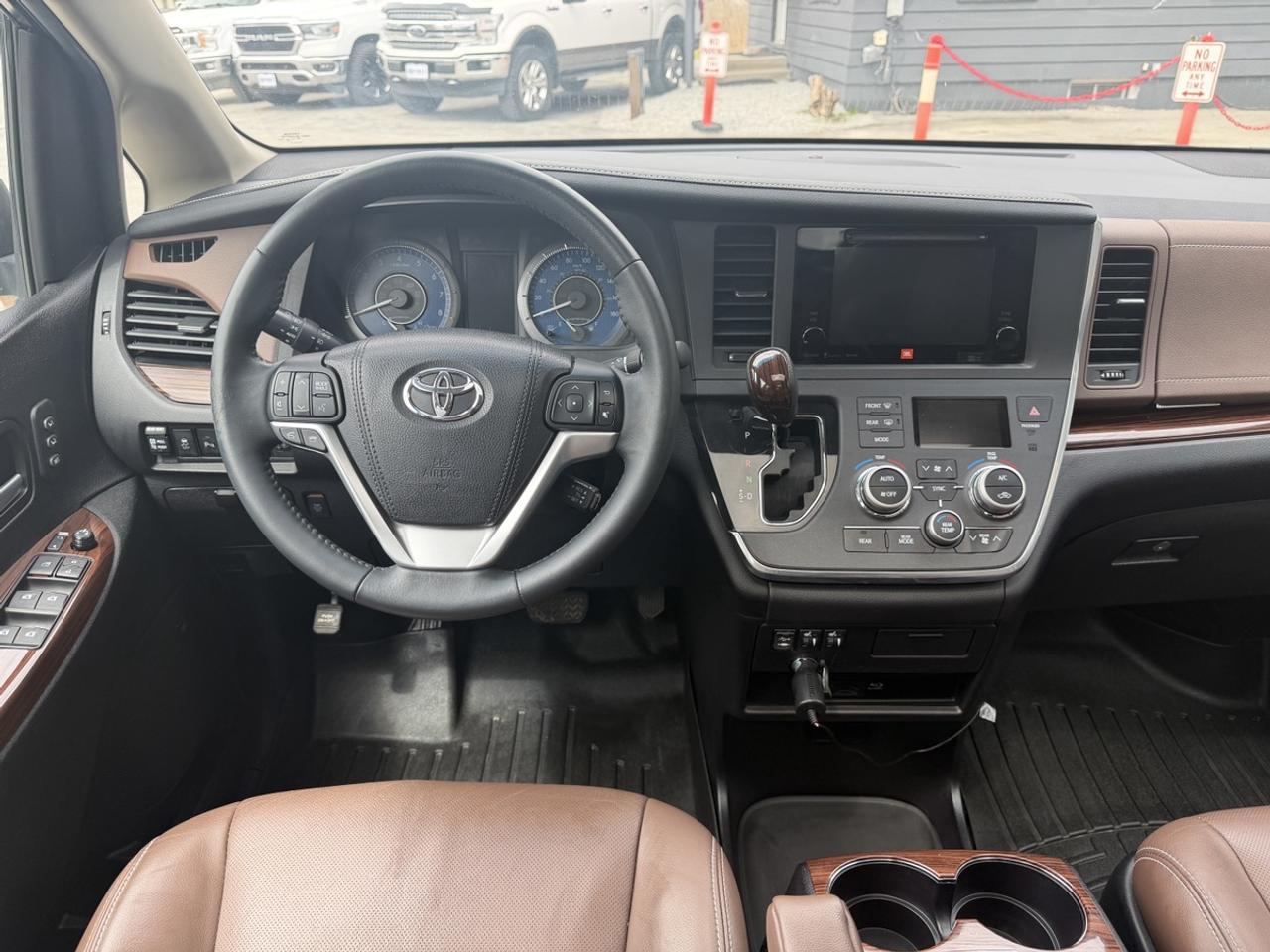 2016 Toyota Sienna LIMITED Photo