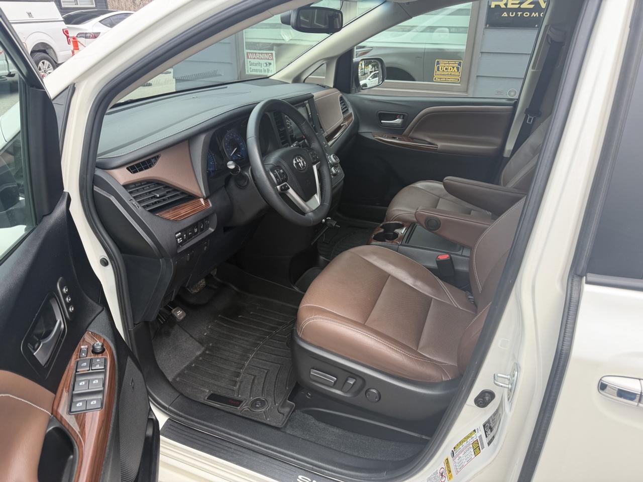 2016 Toyota Sienna LIMITED Photo