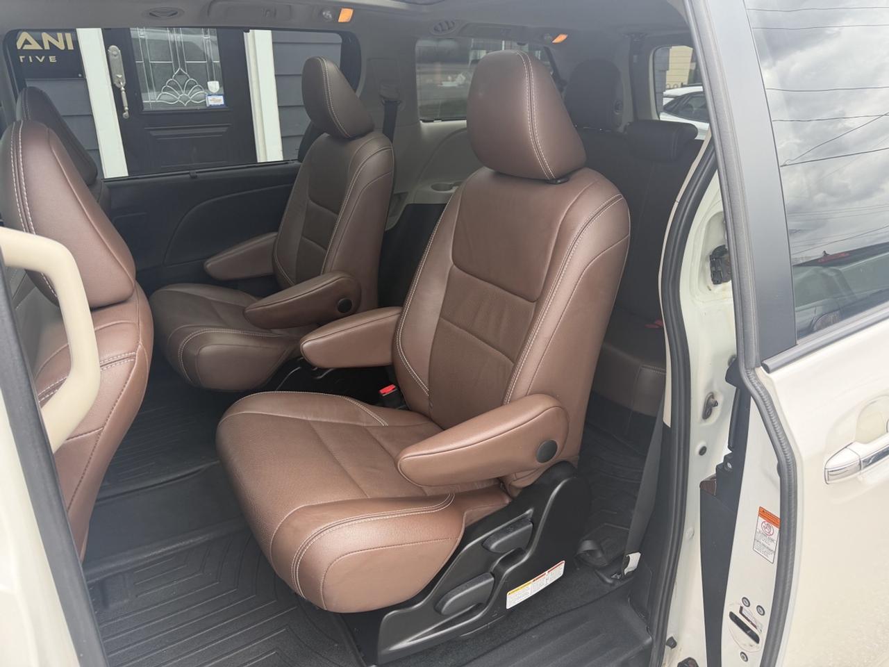 2016 Toyota Sienna LIMITED Photo