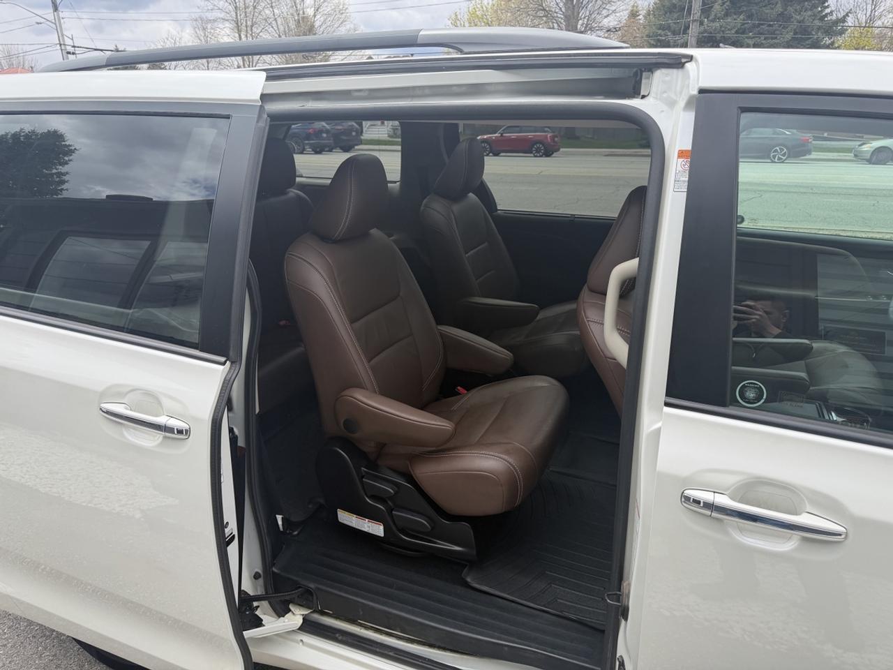 2016 Toyota Sienna LIMITED Photo