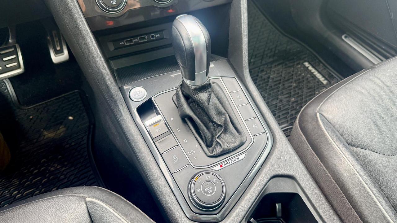 2018 Volkswagen Tiguan R-LINE Photo