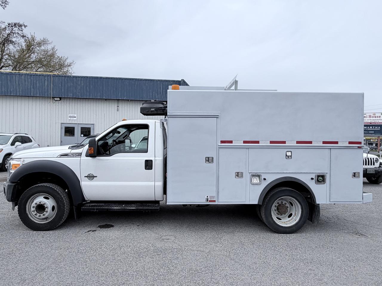 2015 Ford F-550 XLT REGULAR CAB - CHASSIS BED Photo2