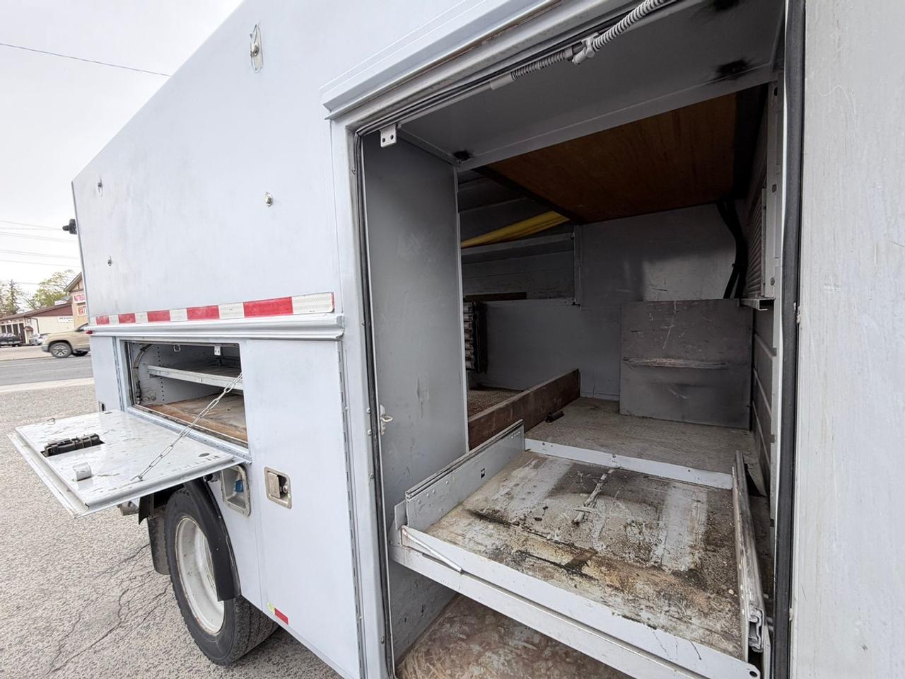 2015 Ford F-550 XLT REGULAR CAB - CHASSIS BED Photo