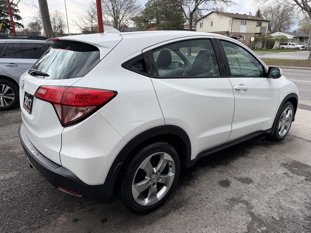 2017 Honda HR-V LX 6-SPEED Photo3