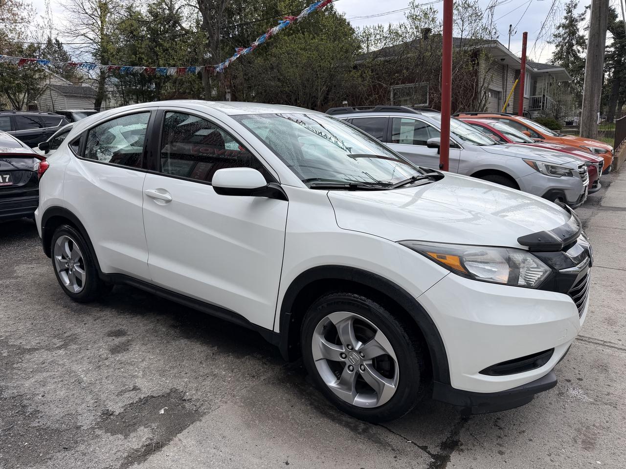 2017 Honda HR-V LX 6-SPEED Photo