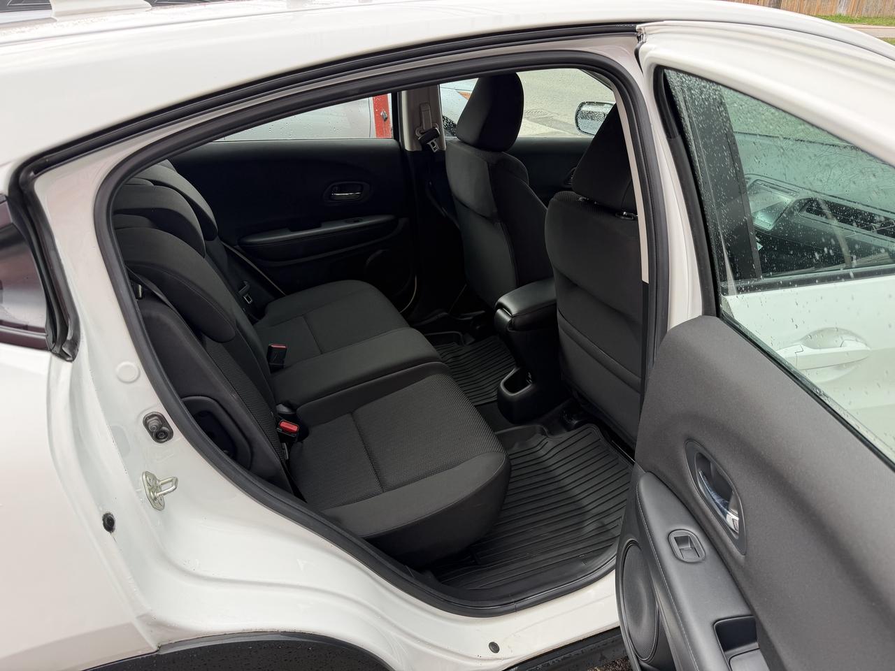 2017 Honda HR-V LX 6-SPEED Photo
