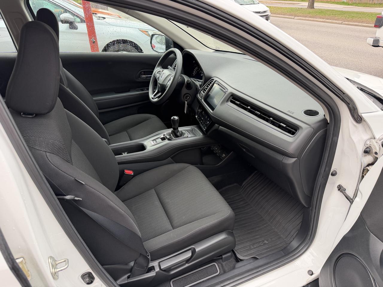 2017 Honda HR-V LX 6-SPEED Photo