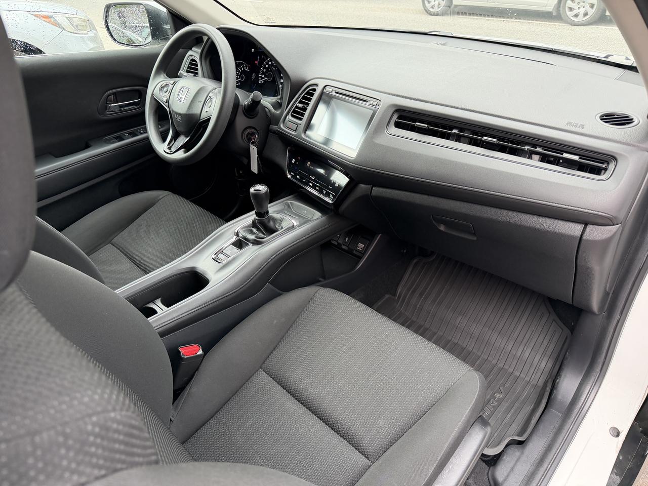 2017 Honda HR-V LX 6-SPEED Photo