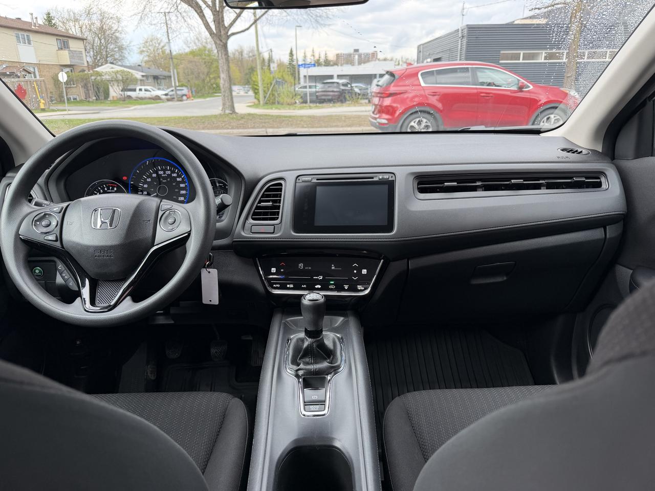 2017 Honda HR-V LX 6-SPEED Photo