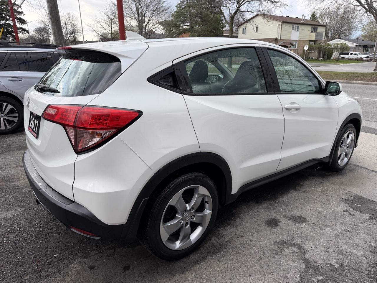 2017 Honda HR-V LX 6-SPEED Photo