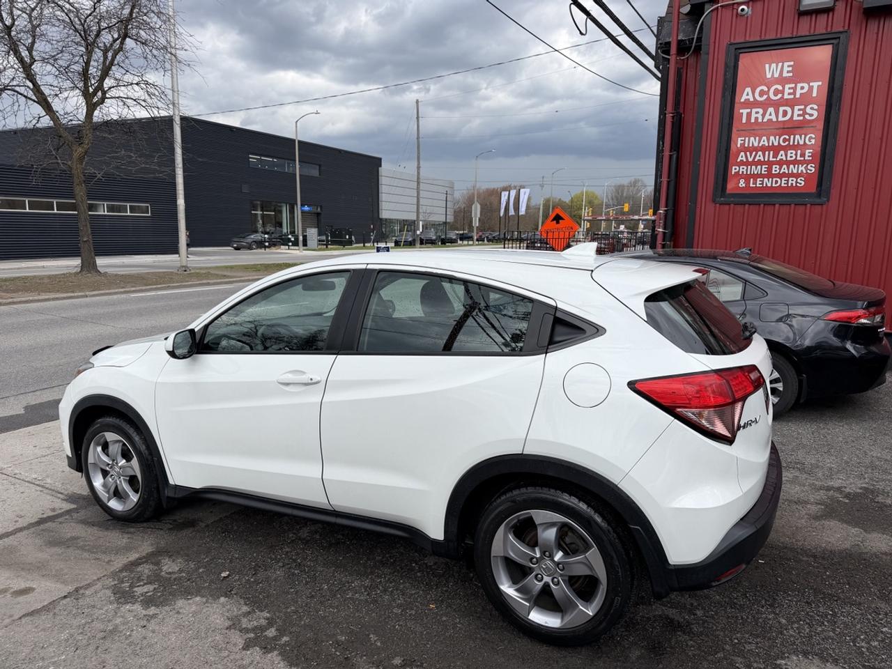 2017 Honda HR-V LX 6-SPEED Photo