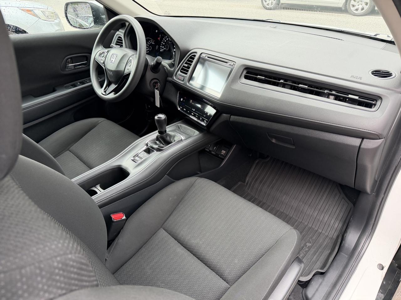 2017 Honda HR-V LX 6-SPEED Photo