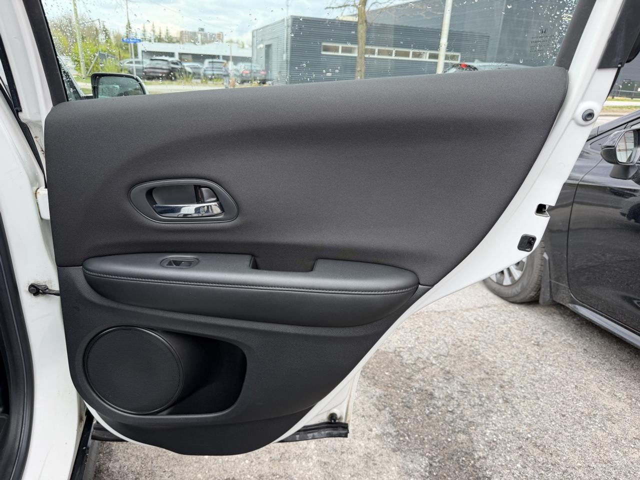 2017 Honda HR-V LX 6-SPEED Photo