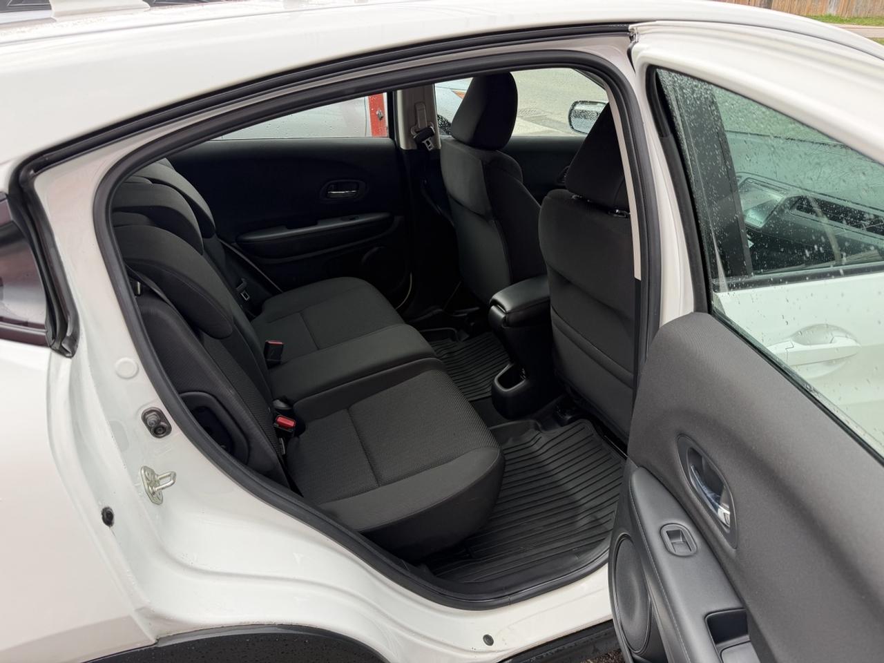 2017 Honda HR-V LX 6-SPEED Photo