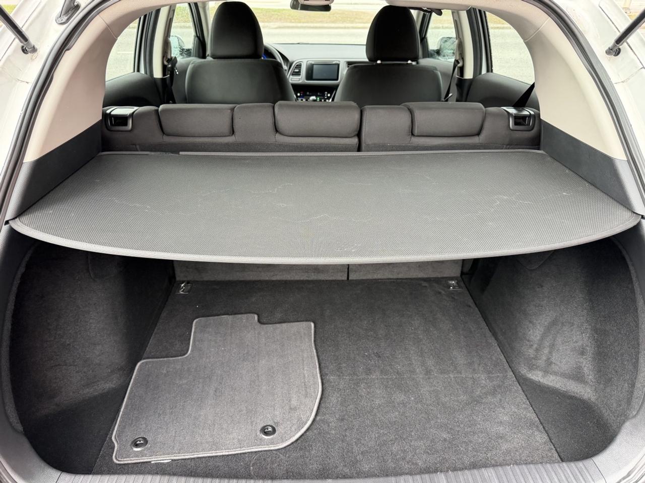 2017 Honda HR-V LX 6-SPEED Photo