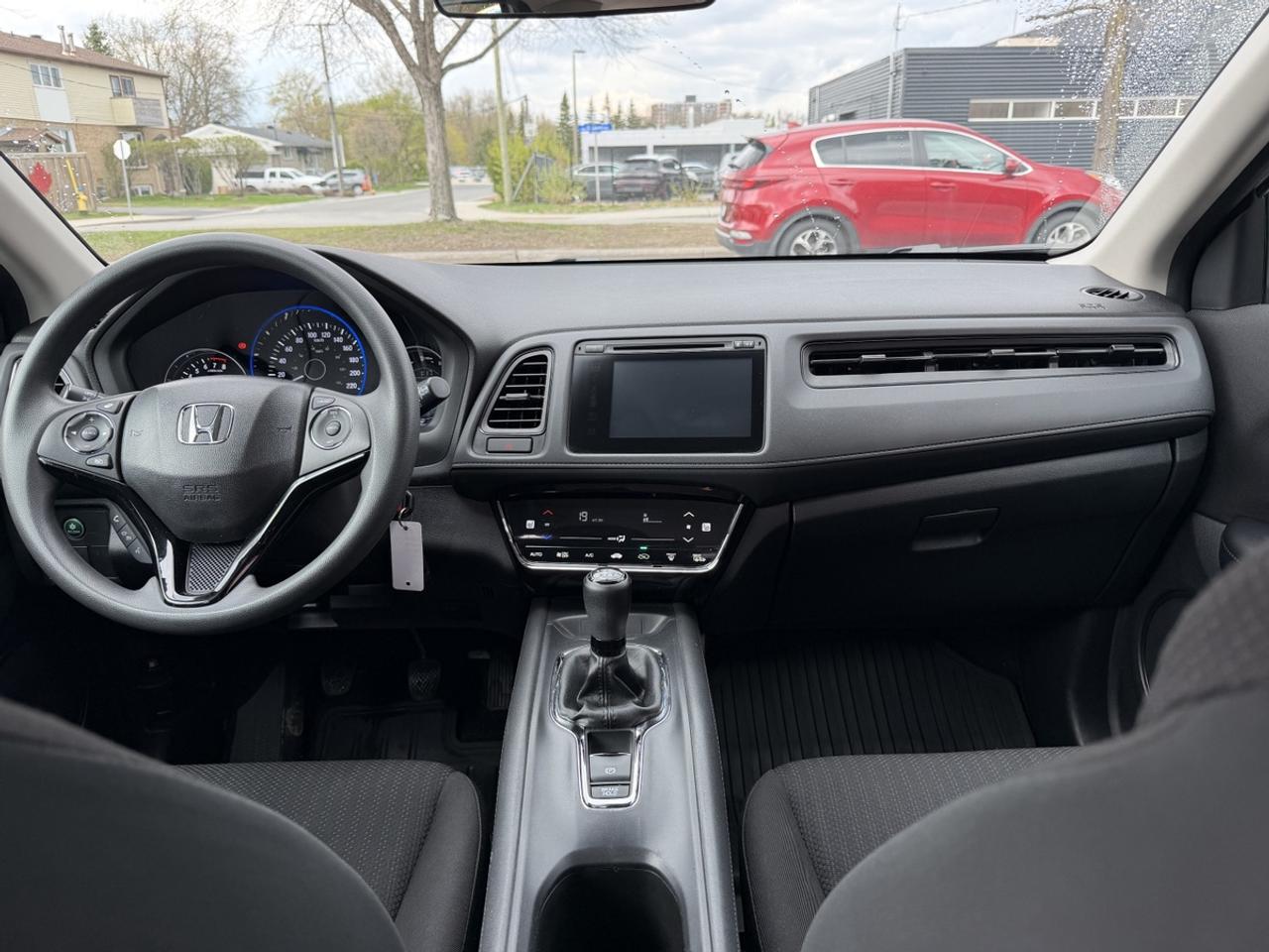 2017 Honda HR-V LX 6-SPEED Photo