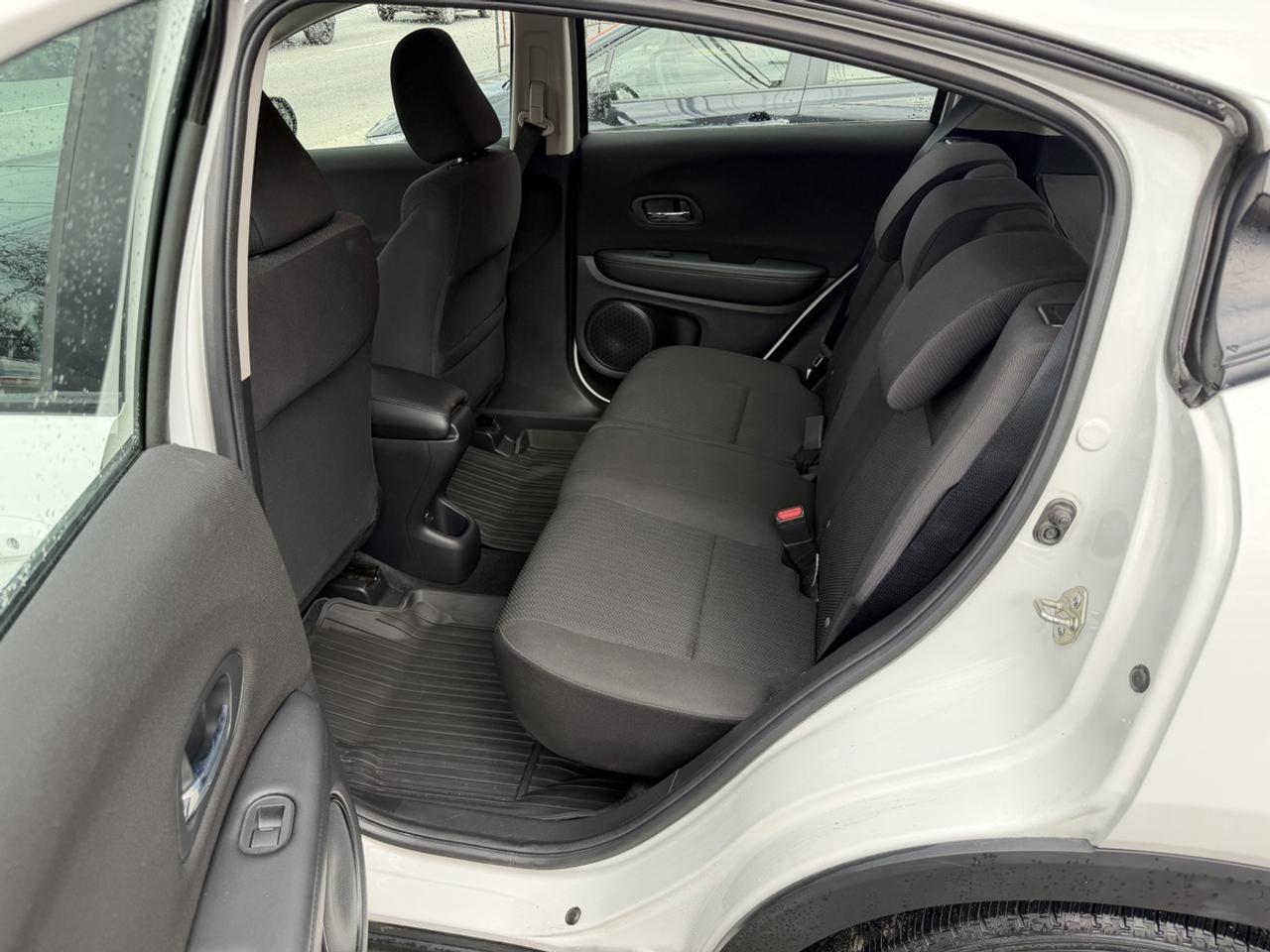 2017 Honda HR-V LX 6-SPEED Photo