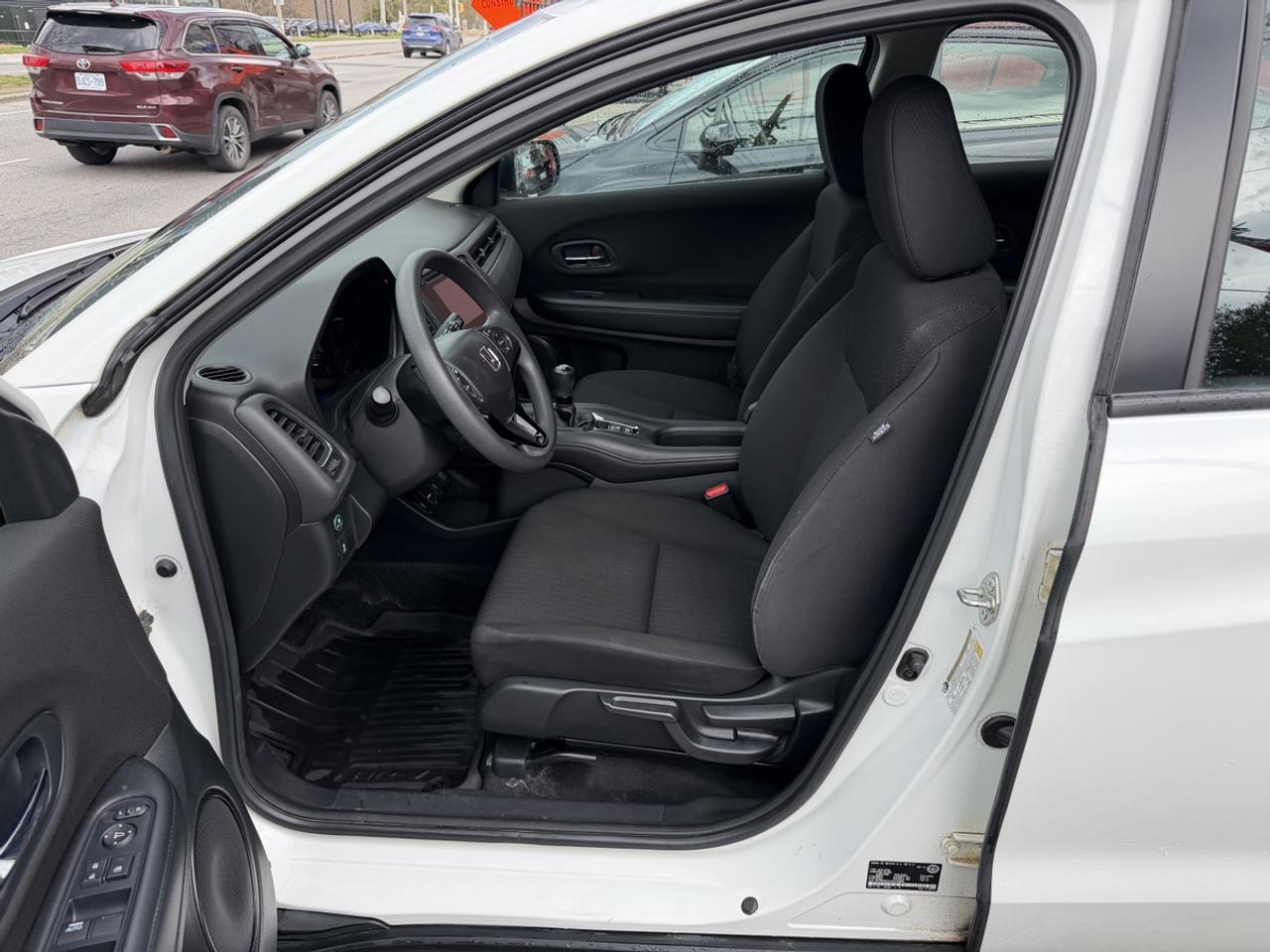 2017 Honda HR-V LX 6-SPEED Photo
