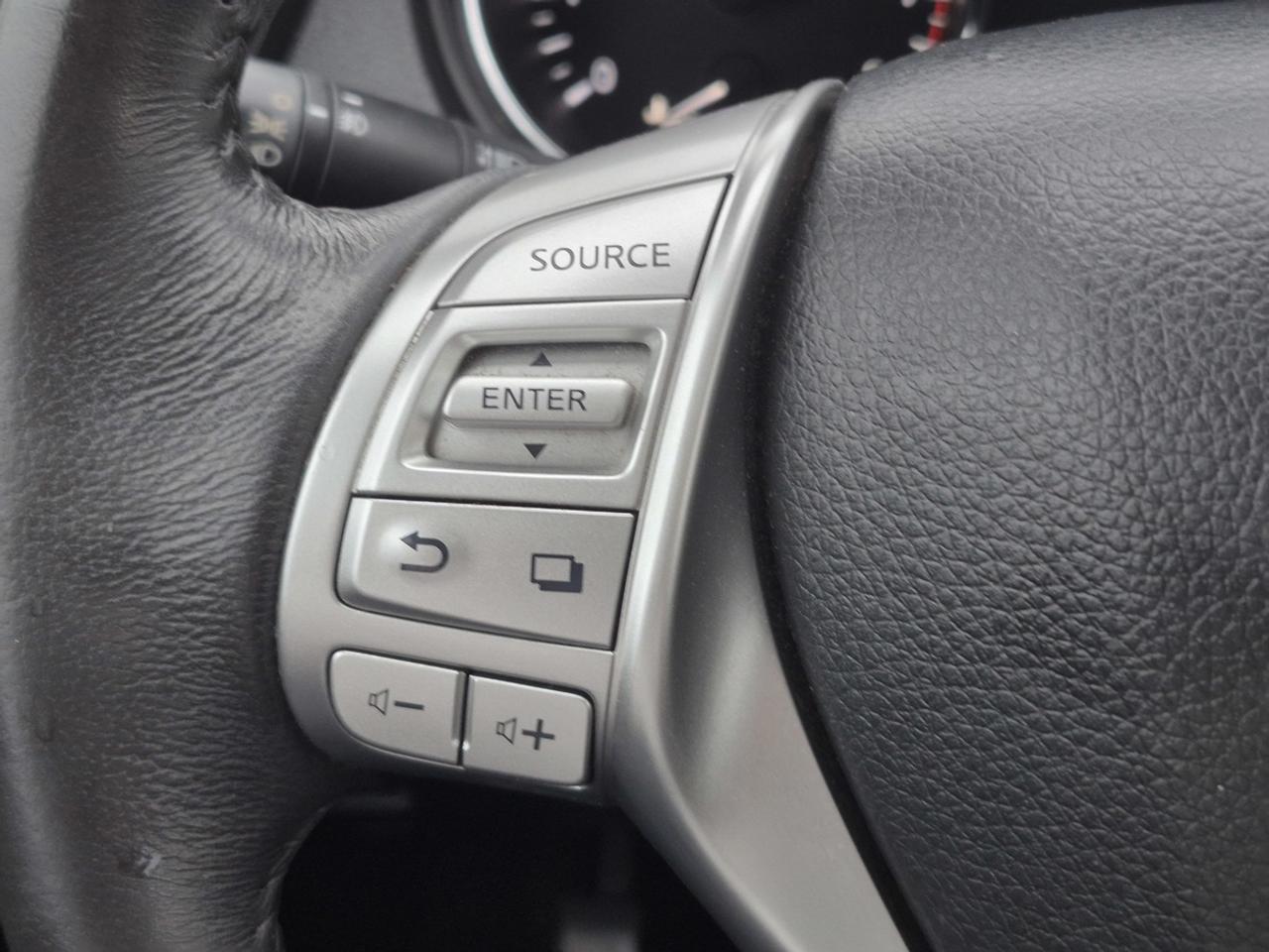2015 Nissan Rogue SL Photo