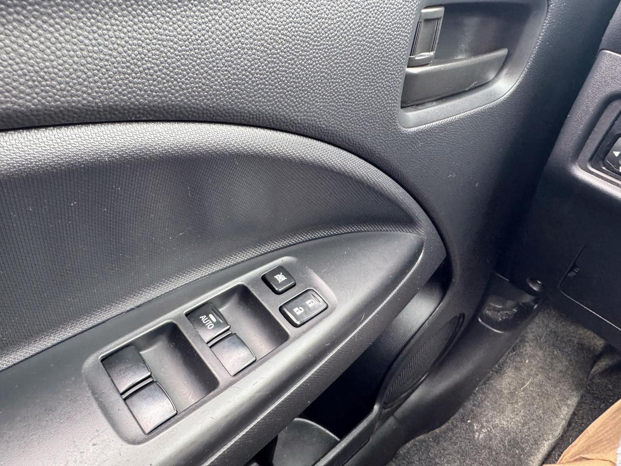 2017 Mitsubishi Mirage ES Photo