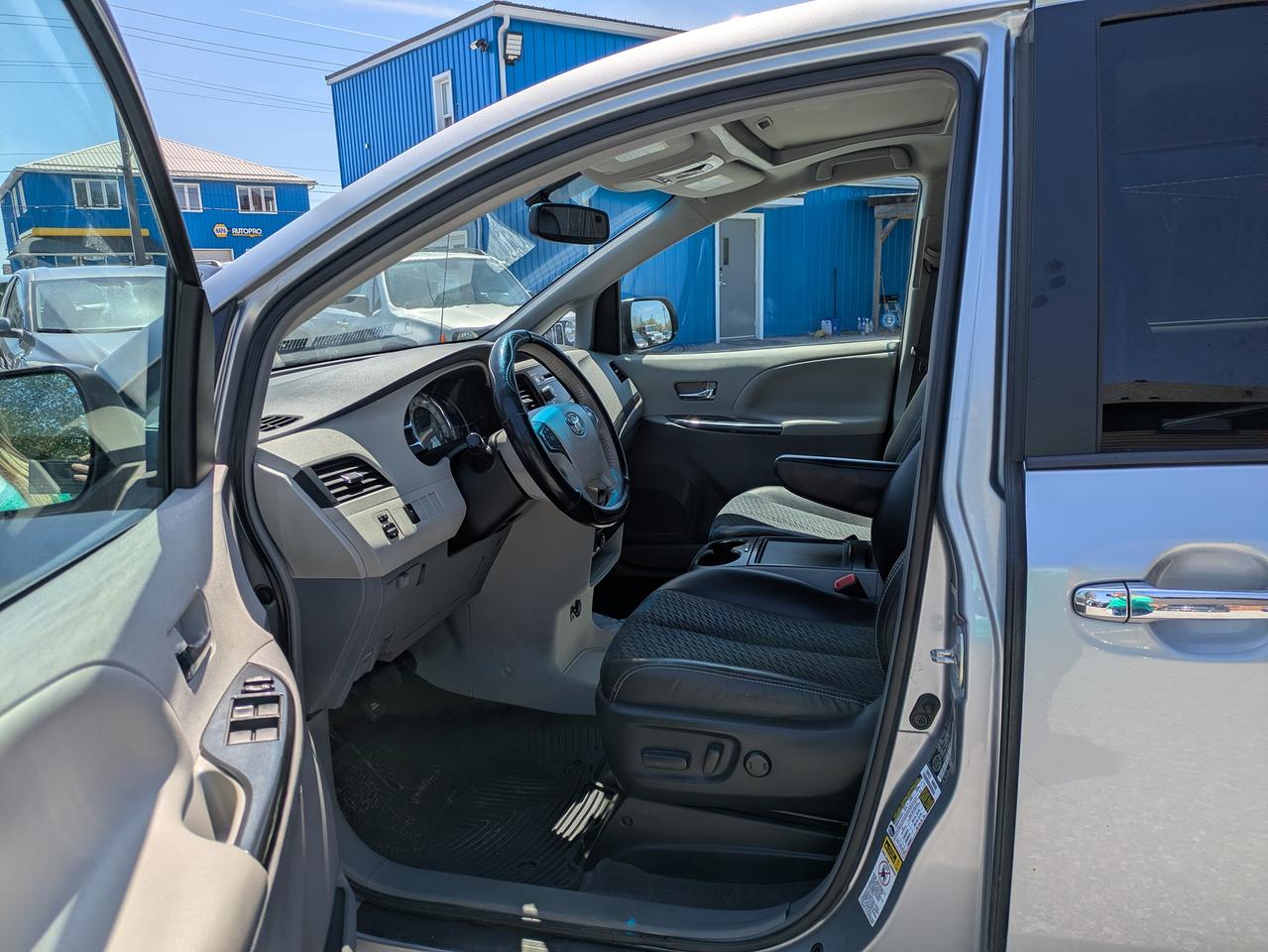 2013 Toyota Sienna 5DR V6 SE 8-PASS FWD Photo