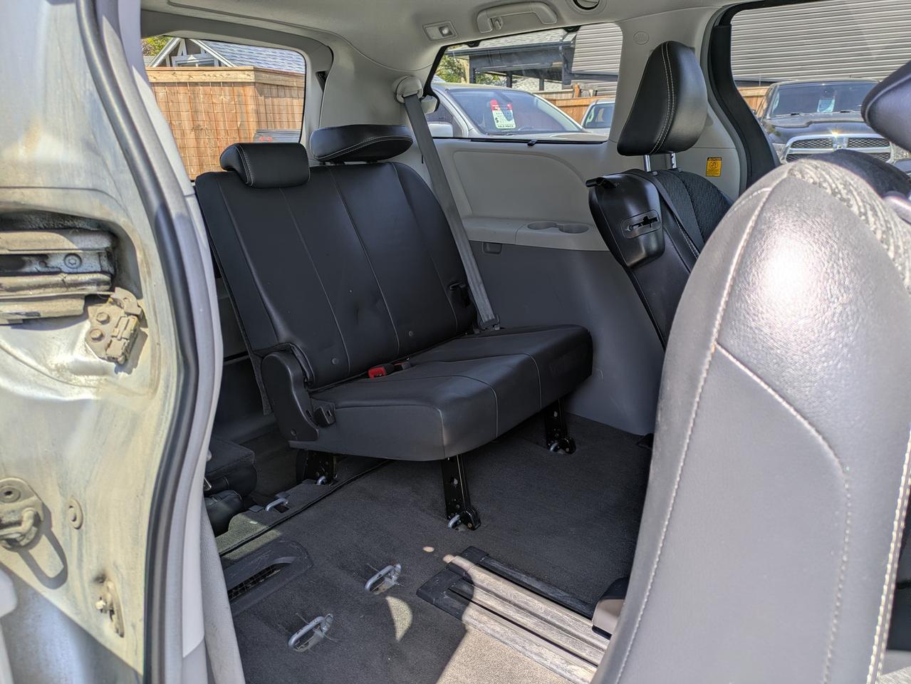 2013 Toyota Sienna 5DR V6 SE 8-PASS FWD Photo
