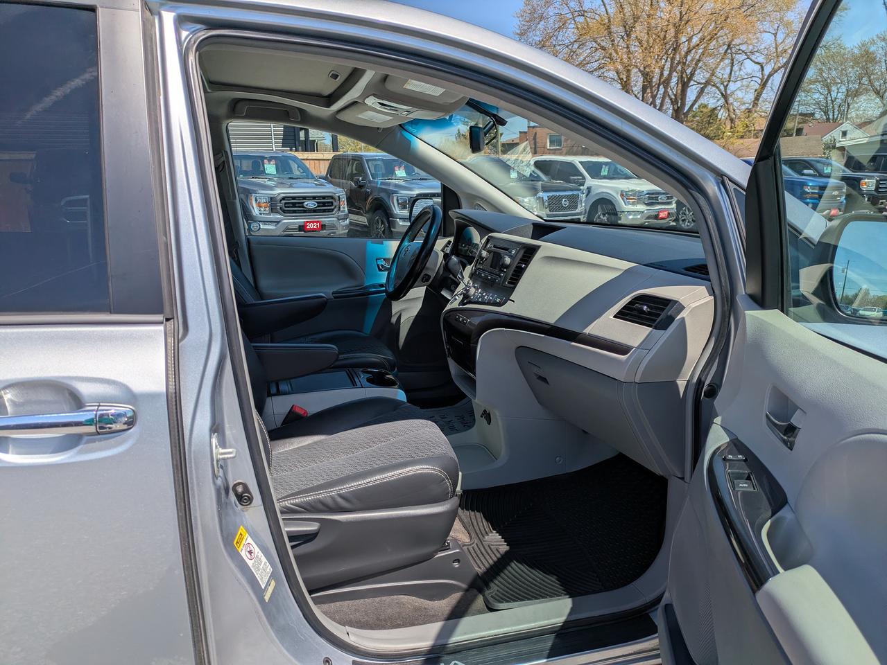 2013 Toyota Sienna 5DR V6 SE 8-PASS FWD Photo