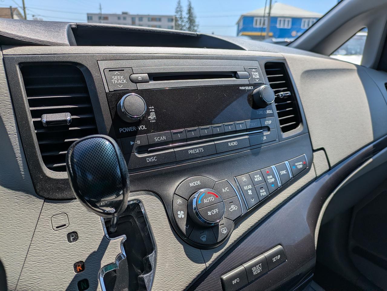 2013 Toyota Sienna 5DR V6 SE 8-PASS FWD Photo