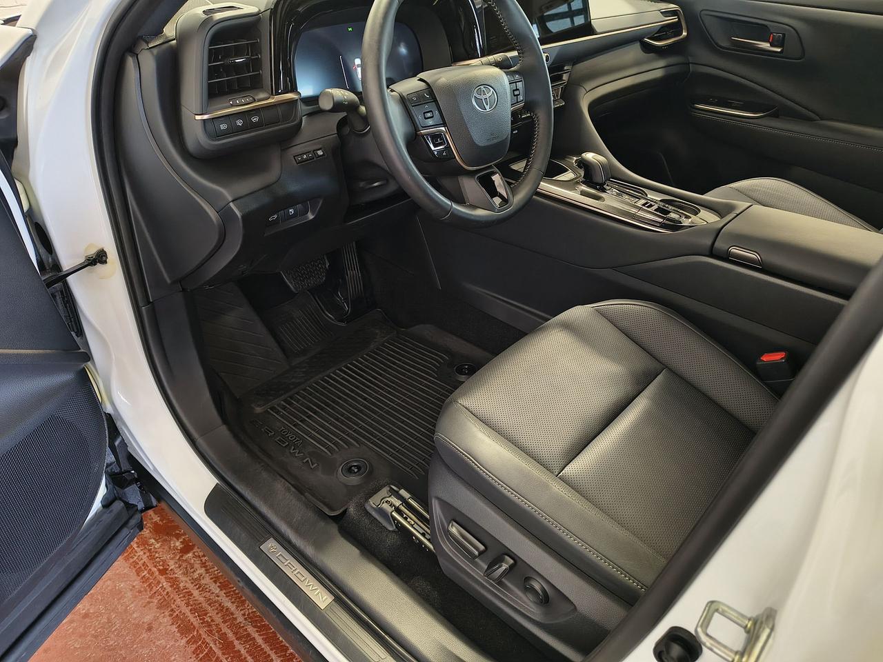 2025 Toyota Crown Signia Limited Photo0