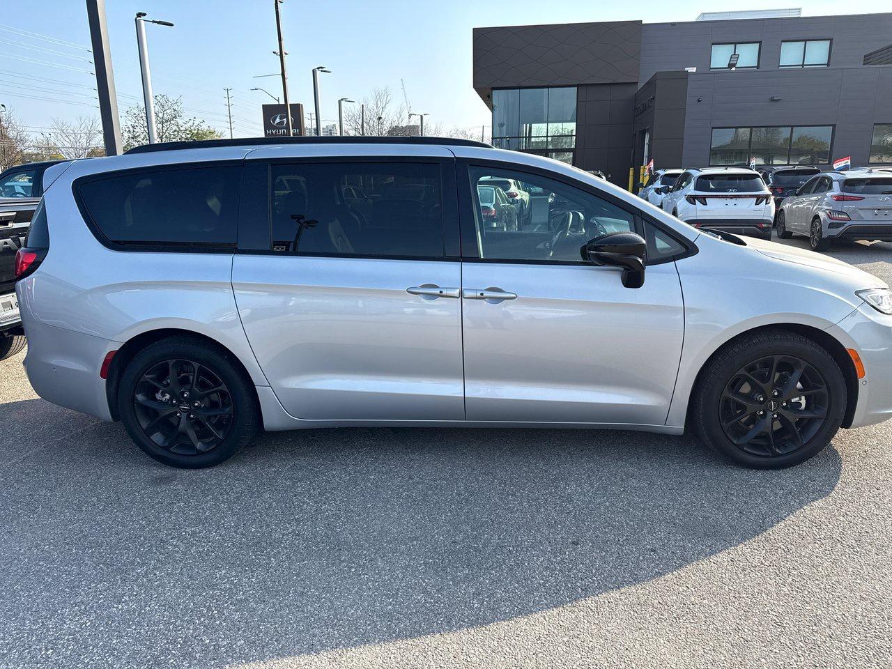 2024 Chrysler Pacifica Limited FWD Photo2